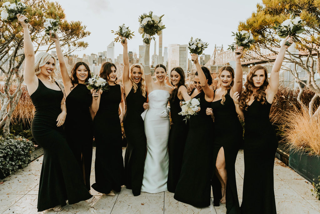 bride and bridesmaids photo in new york with the bridge behind
