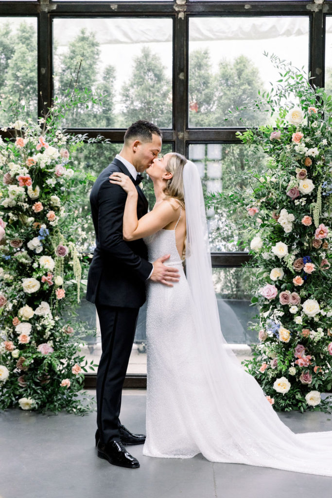Romantic Spring Wedding Flowers. Wedding Ceremony. Wedding Blog.