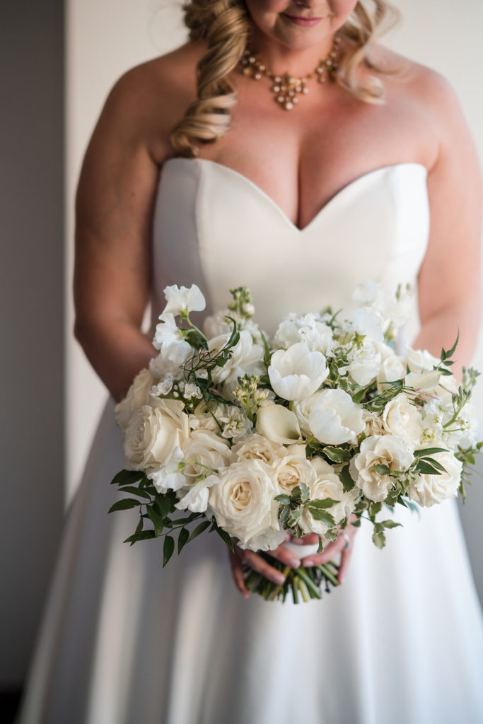 White and Green Bridal Bouquet. Wedding Blog.